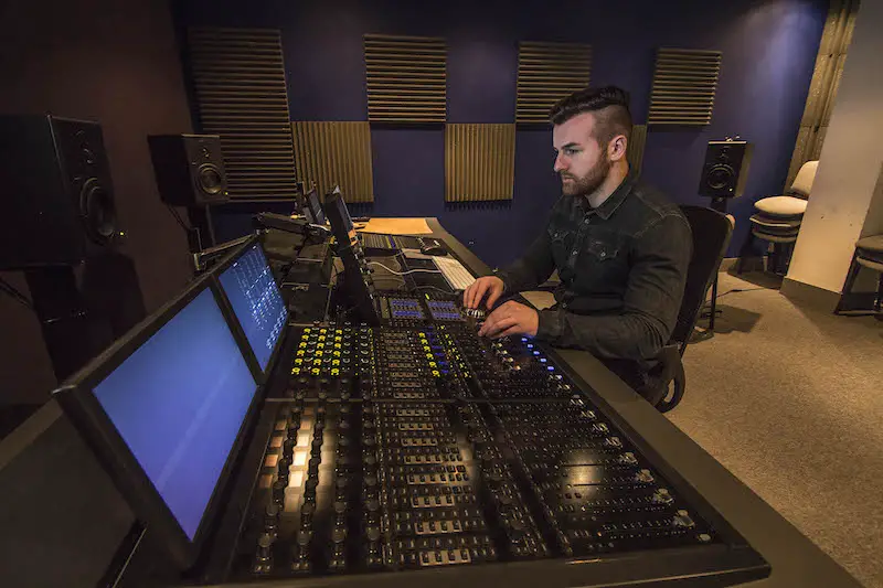 Desirable Traits Of A Good Sound Engineer - Video - DubbingKing